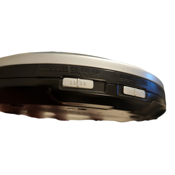 Durabrand CD 916 Portable Player and Caselogic Case - Picture 9 of 16